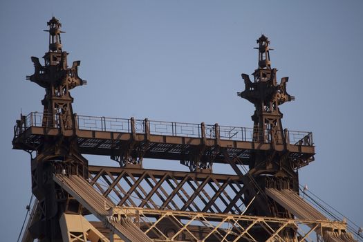 Top detail of the bridge from Manhattan to Roosvelt Island in New-York city.