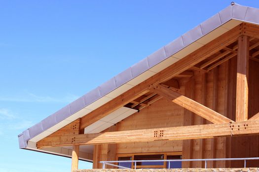 une construction en bois naturel d'une maison ou d'un commerce pour une économie énergétique écologique