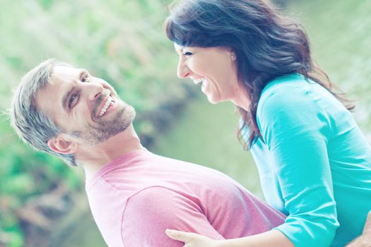 Portraite of a happy couple outdoors in the park 