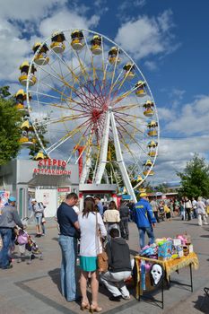 Big wheel in Tsvetnoy Boulevard in the holiday, Tyumen