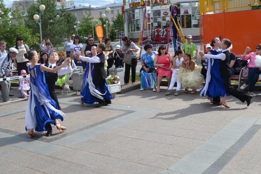 Speech of young dancers in Tsvetnoy Boulevard in the holiday, Tyumen