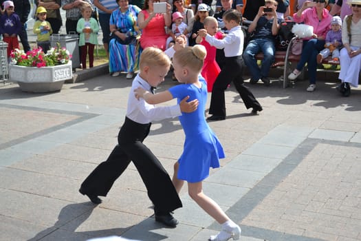 Speech of young dancers in Tsvetnoy Boulevard in the holiday, Tyumen