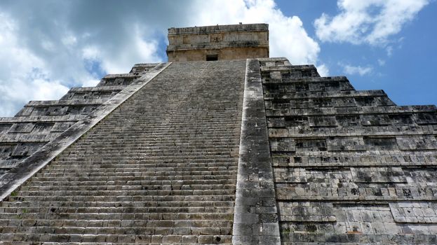 Kukulkan pyramid in Chichen Itza on the Yucatan Peninsula, Mexico