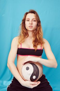 Yin yang pattern on the abdomen of pregnant women