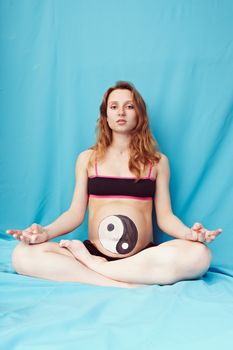 Yin yang pattern on the abdomen of pregnant women