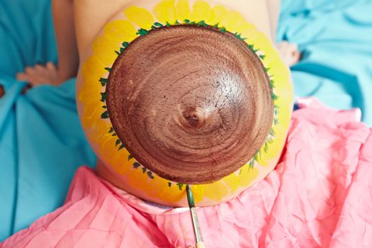 Sunflower pattern on the abdomen of pregnant women