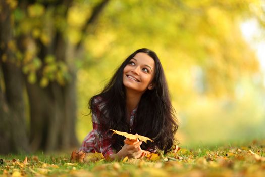  woman portret in autumn leaf close up