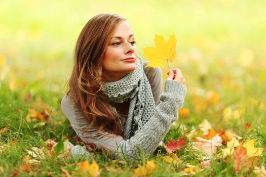  woman portret in autumn leaf close up