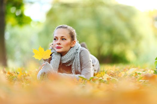  woman portret in autumn leaf close up