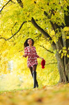 woman portret in autumn leaf