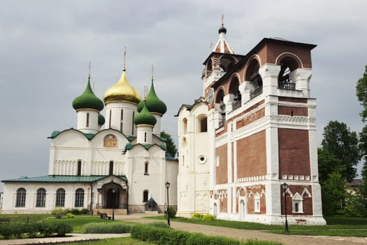 Bell tower and the Spaso-Preobrazhensk y Cathedral in Suzdal. Russia