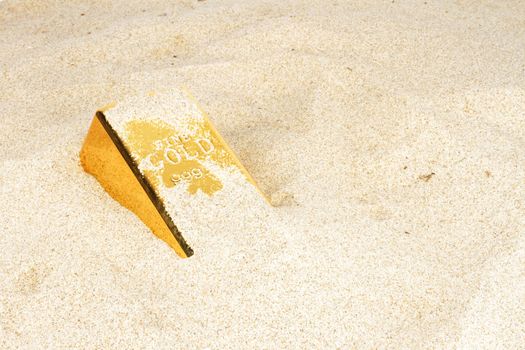 Goldbar in sand