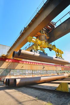 crane lifting pipes