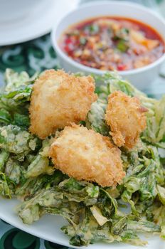 close up  crispy shrimp and crispy vegetable served with red chili sauce 