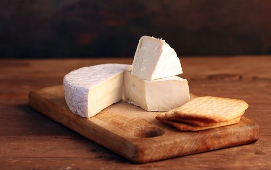 Close up of camembert cheese and crackers