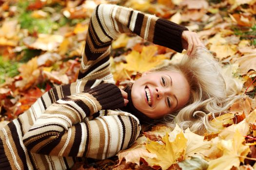  woman portret in autumn leaf close up