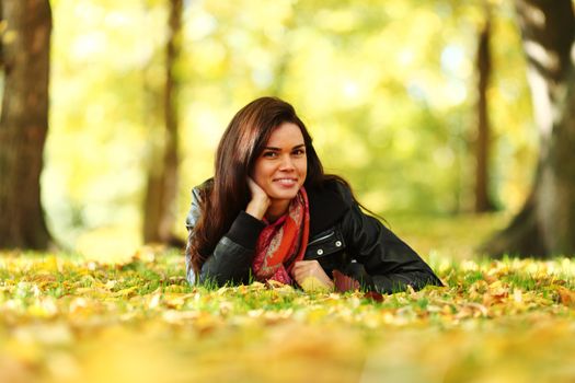  woman portret in autumn leaf close up