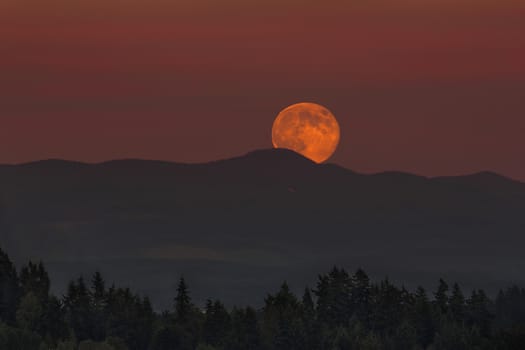 Full Moon Moonrise Over Oregon Mountain Range Landscape at Dusk