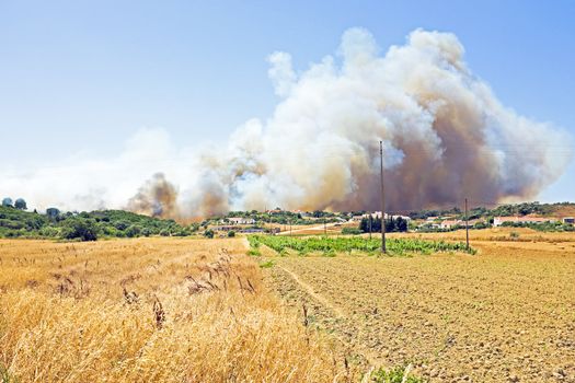 Big bushfire threatens homes in Portugal