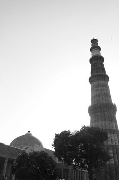 qutub minar in black and white