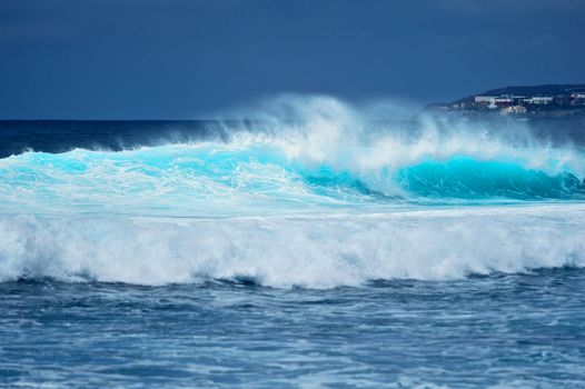 Splash waves on the coast of the ocean