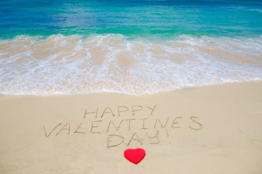Sign "����ppy Valentines day!" on the beach - concept holiday