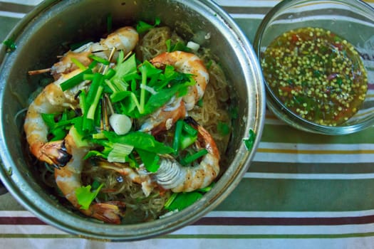 Bake prawns and vermicelli mixed herb  with chili sauce