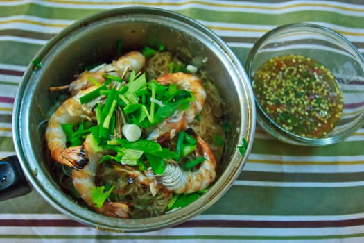 Bake prawns and vermicelli mixed herb  with chili sauce