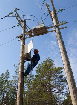 Electrician to service the control of reclosers on voltage poles with the use of claws- manholes and  belt