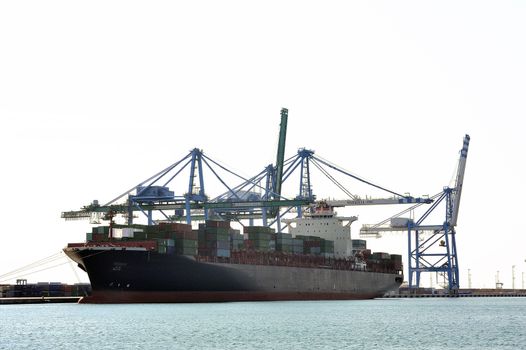 carry containers to quay in the wearing of Fos-sur-Mer beside Marseille to charge its cargo.