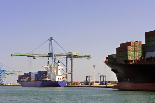 carry containers to quay in the wearing of Fos-sur-Mer beside Marseille to charge its cargo.