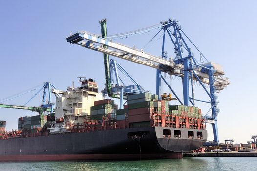 carry containers to quay in the wearing of Fos-sur-Mer beside Marseille to charge its cargo.