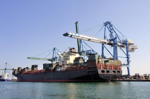 carry containers to quay in the wearing of Fos-sur-Mer beside Marseille to charge its cargo.