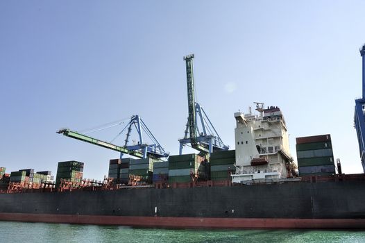 carry containers to quay in the wearing of Fos-sur-Mer beside Marseille to charge its cargo.