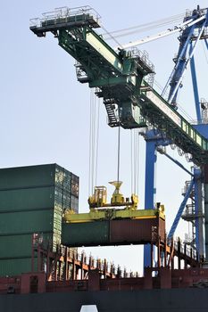 Storage of a container on the cargo liner