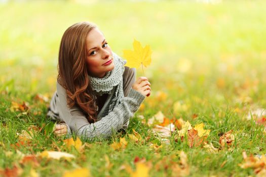  woman portret in autumn leaf close up