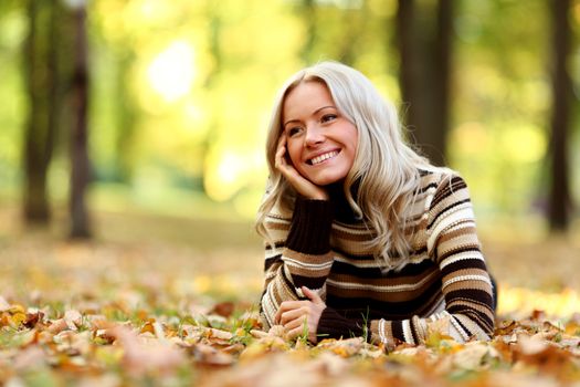 autumn woman portret in park