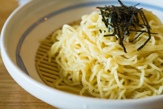 cold noodle with traditionnal japanese Zaru soba sliced fried seaweed on topping