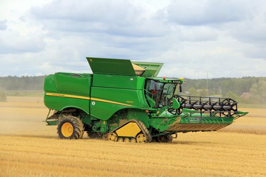 SALO, FINLAND - AUGUST 10: John Deere Combine s670i harvesting barley at the annual Puontin Peltopaivat Agricultural Show in Salo, Finland on August 10, 2013.