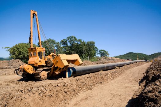 Machine to twist pipes before put them in ditch in a pipeline construction 