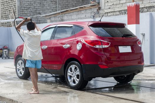 People who wash by hand a automolbile