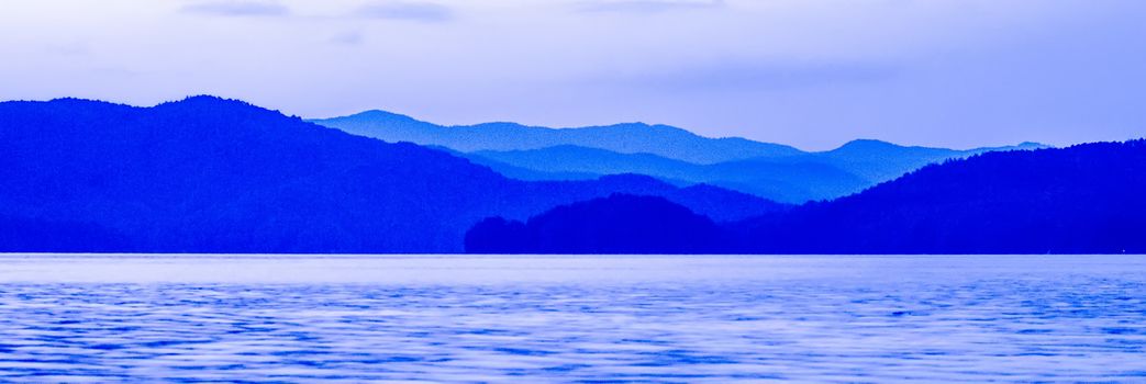 nature around upstate south carolina at lake jocassee gorge mountains