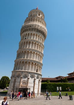 Crowds of tourists visit the leaning tower of Pisa. Piazza dei miracoli, Pisa, Italy.
