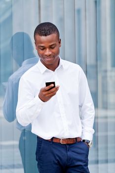 young successfil african businessman with mobilephone talking walking outdoor