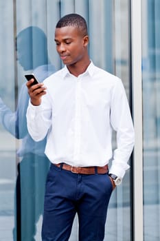 young successfil african businessman with mobilephone talking walking outdoor