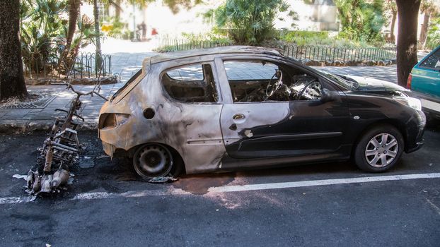 act of vandalism that ruined by a fire two vehicles