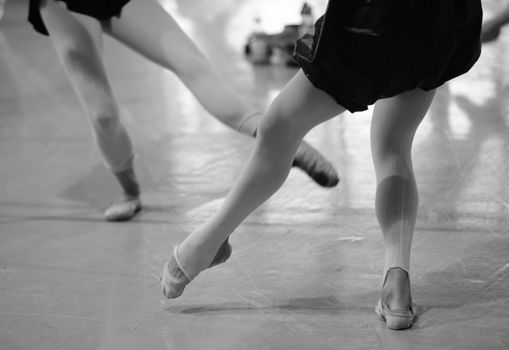 feet of girls dancing in ballet class
