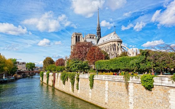 Notre Dame (Paris) along the Seine river