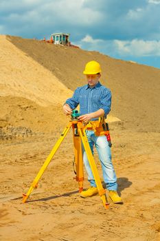 worker with thodolite