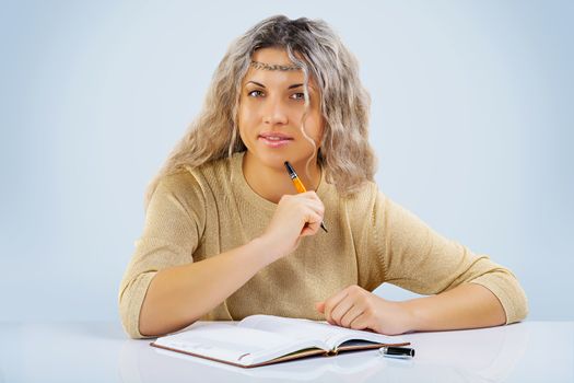 beautyful female at the table with notepad